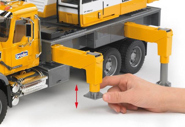Bruder 02818 MACK Granite Liebherr Kranbil