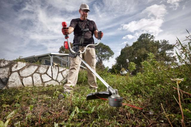 Milwaukee M18 FBCU-0 FUEL™ Buskrydder med POWERSTATE™ kulfri motor u/Batterier og Lader